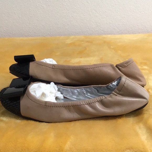 EUC DKNY “ Dasha “ Tortoise Bow Logo Flat Shoes Nude/Black - Picture 5 of 13